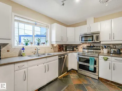 4031 38 Street NW photo 10