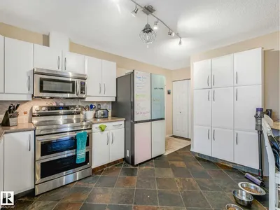 4031 38 Street NW photo 11