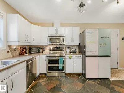 4031 38 Street NW photo 9