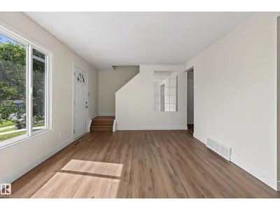 18478 62B AV NW photo 7