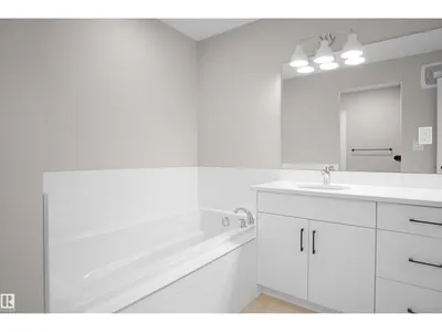 7113 51 AV photo 28