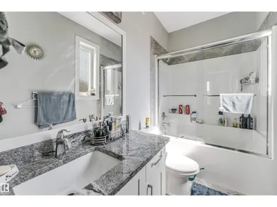 2639 17 AV NW photo 37