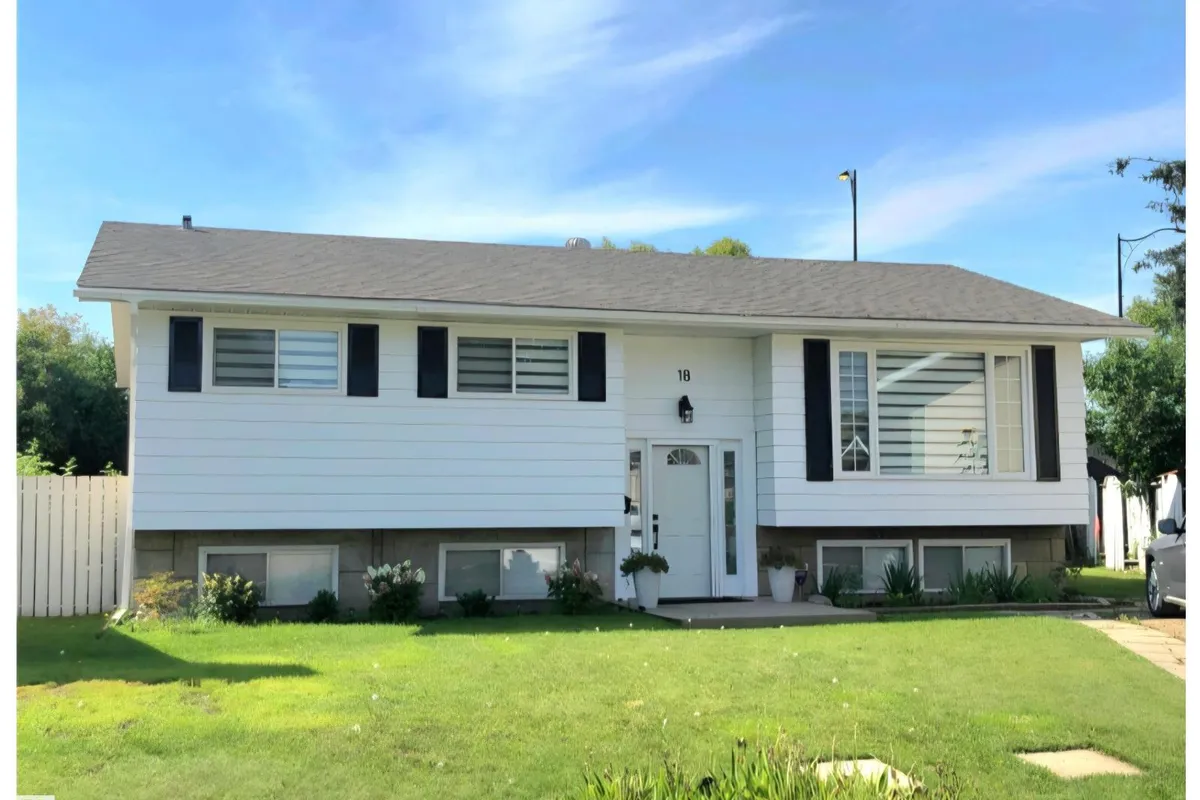 18 ROSEWOOD PL exterior