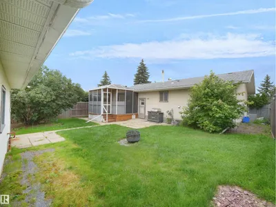 7435 32 AV NW photo 13