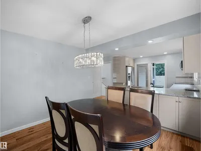 7435 32 AV NW photo 24