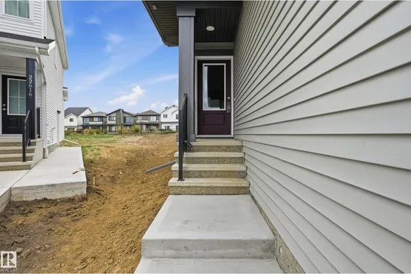 22612 89 AV NW photo 2