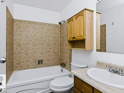 3633 44 AV NW photo 16