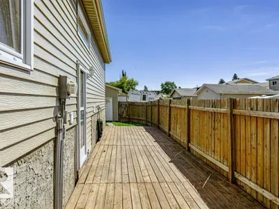 3633 44 AV NW photo 29