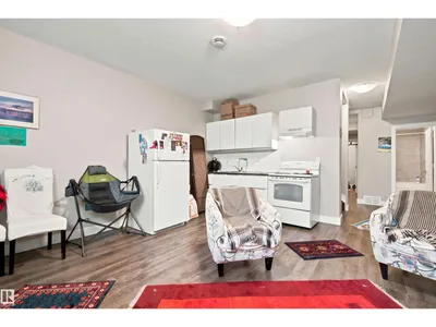 10833 63 AV NW photo 22