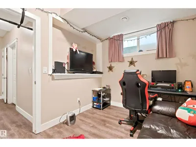 10833 63 AV NW photo 25