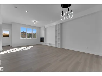 213 Falcon Crescent photo 14