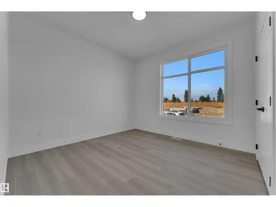 213 Falcon Crescent photo 6