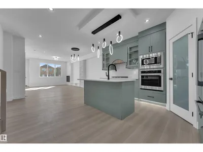 213 Falcon Crescent photo 8