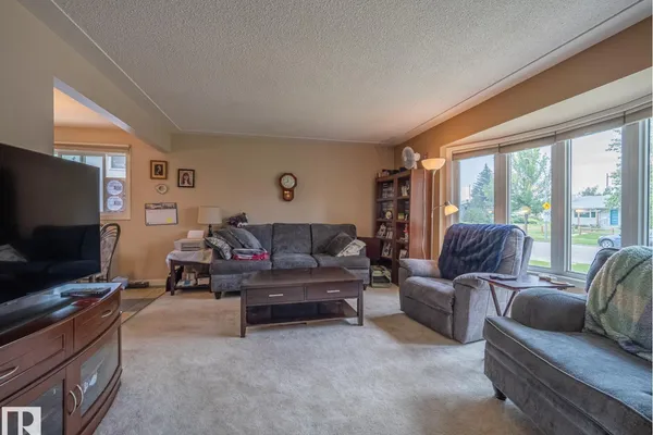 16706 80 AV NW photo 3