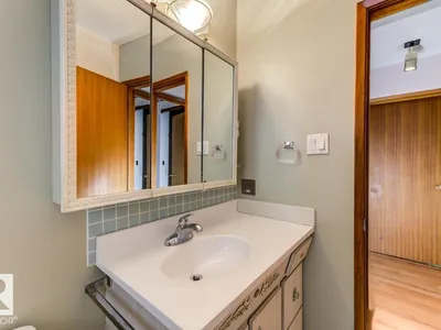 5811 92 AV NW photo 14