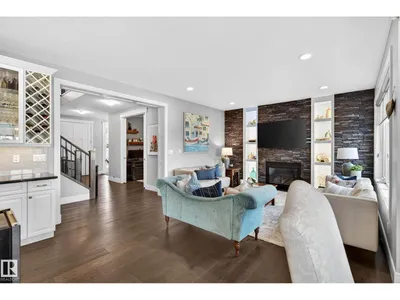 9036 24 AV SW photo 18