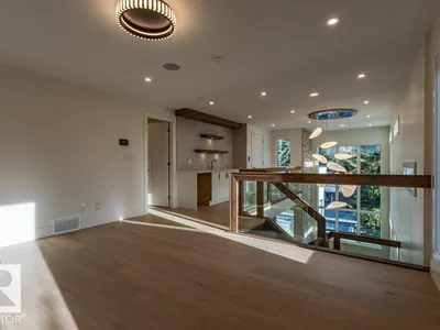 12306 39 AV NW photo 31