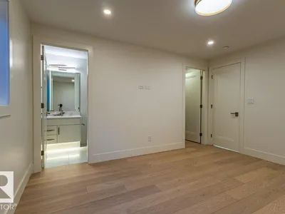 12306 39 AV NW photo 37