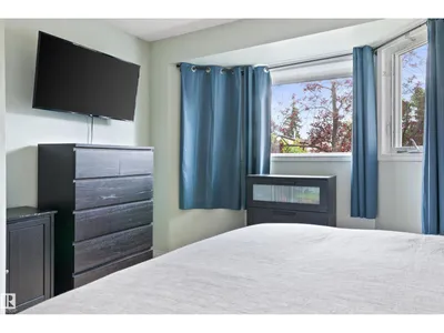 6163 38 AV NW photo 12