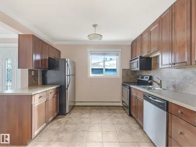 #9 10724 115 ST NW photo 14