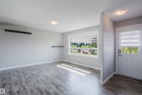 4708 106 AV NW photo 2