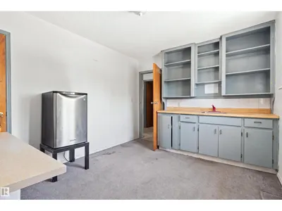 11111 81 AV NW photo 17