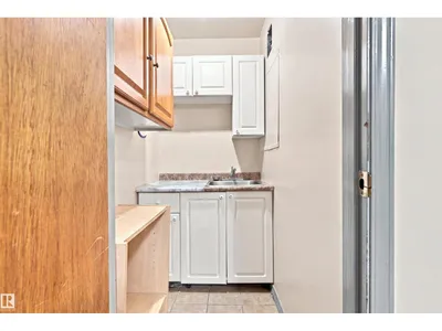 11111 81 AV NW photo 26