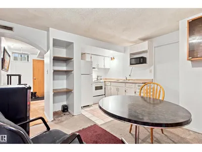 11111 81 AV NW photo 31