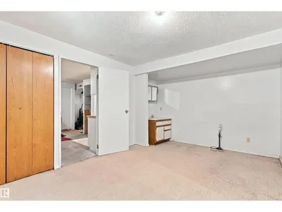 11111 81 AV NW photo 32