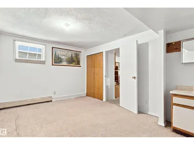 11111 81 AV NW photo 33