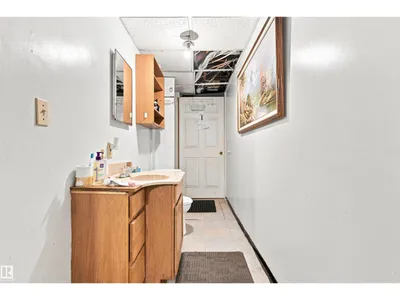 11111 81 AV NW photo 34