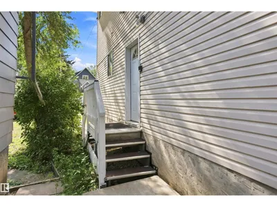 11111 81 AV NW photo 36