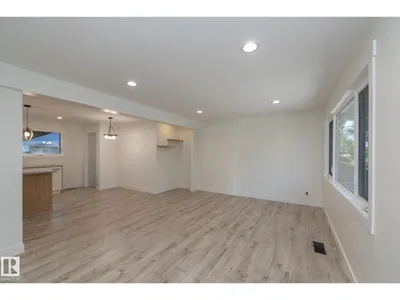 21 SHERIDAN DR photo 11