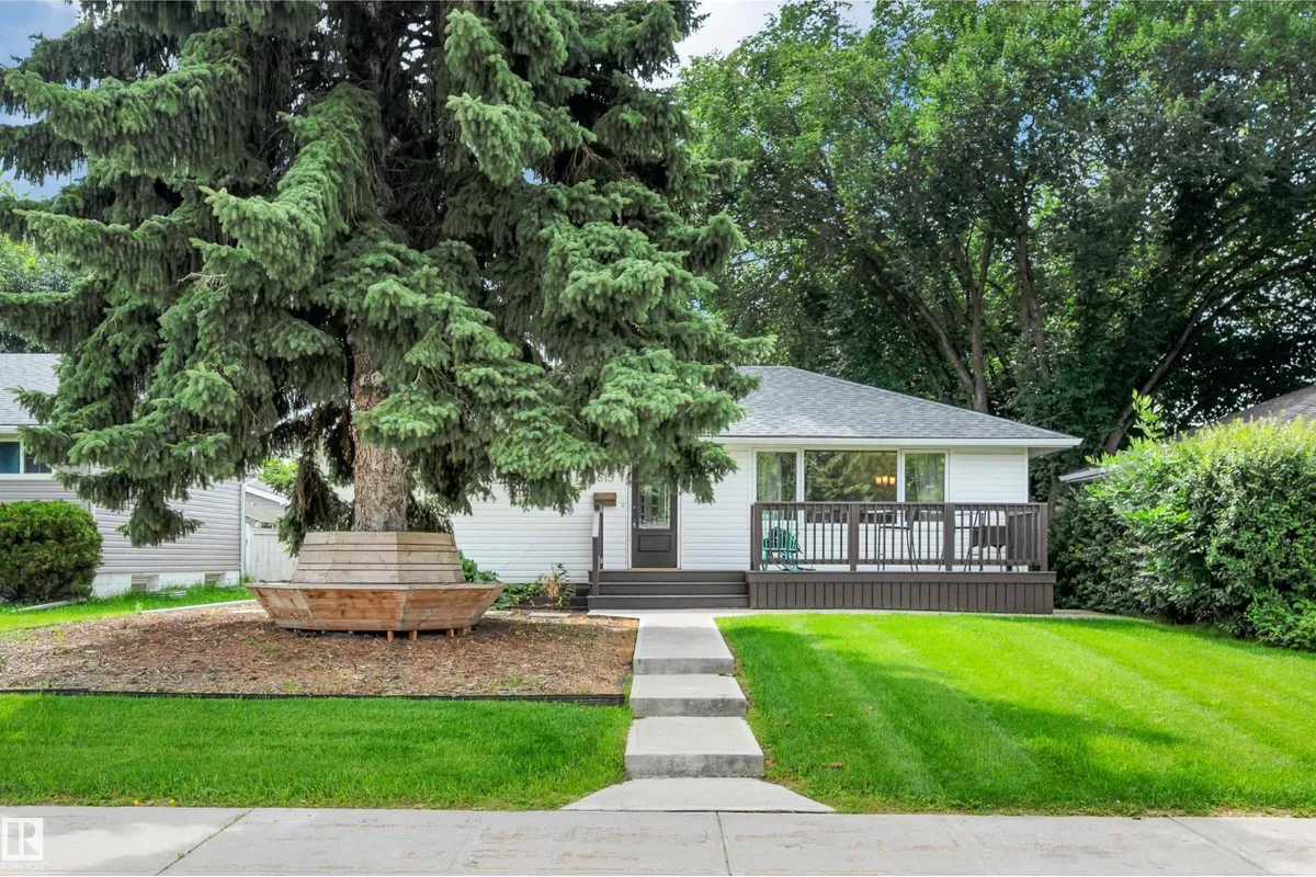8615 66 AV NW exterior