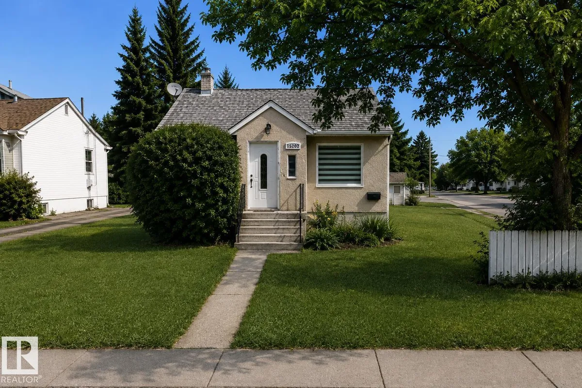 15202 98 AV NW exterior