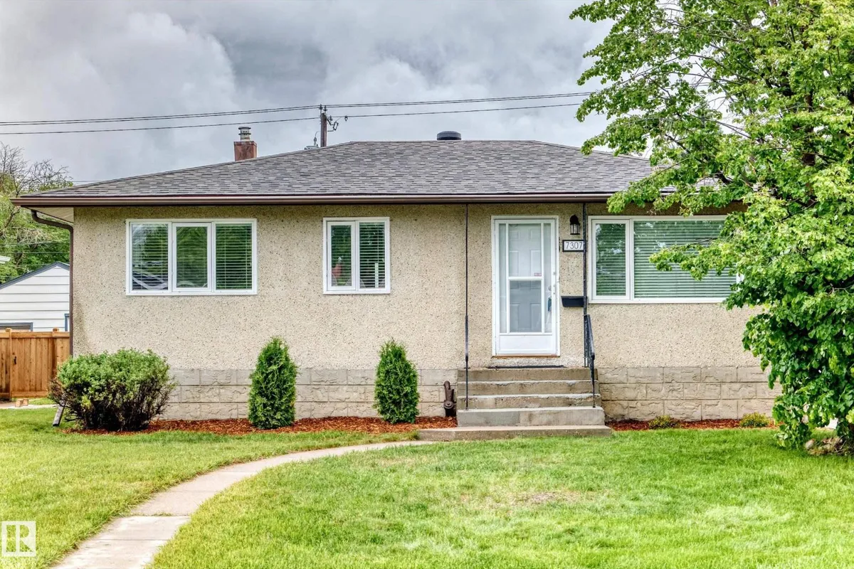 7307 76 ST NW exterior