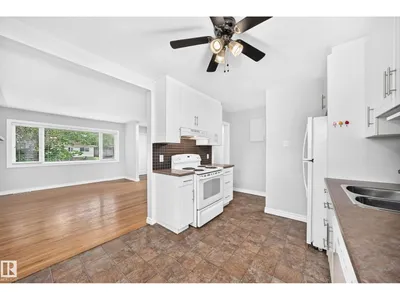 7307 76 ST NW photo 7