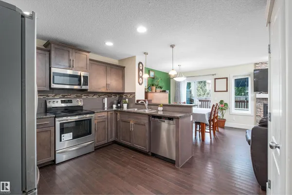 612 175A ST SW photo 3