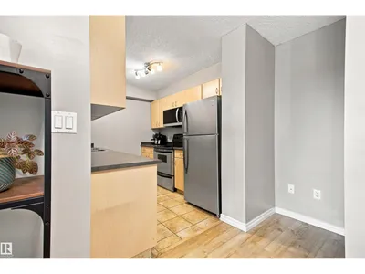 #504 10180 104 ST NW photo 9