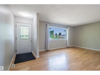 5207 103 AV NW photo 8
