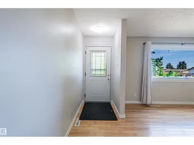 5207 103 AV NW photo 9