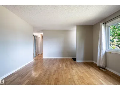 5207 103 AV NW photo 14