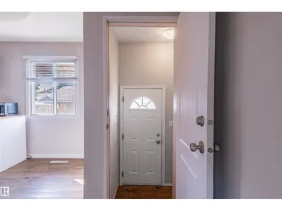 5207 103 AV NW photo 15