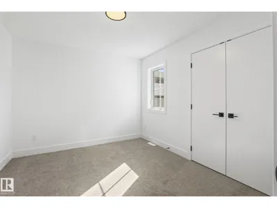 6424 29 AV SW photo 33