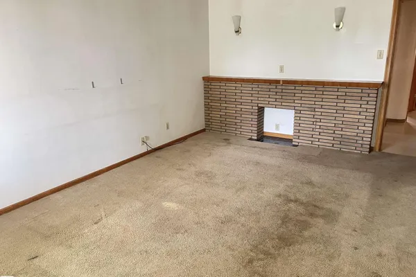 8759 81 AV NW photo 3
