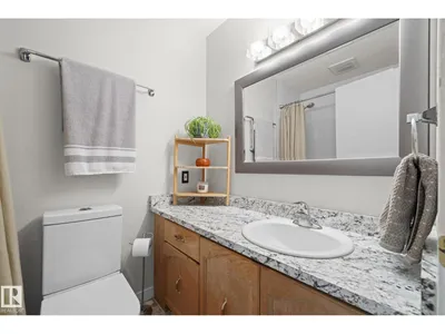 10518 84 AV NW photo 24