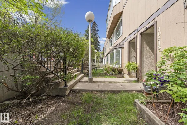 10518 84 AV NW photo 3