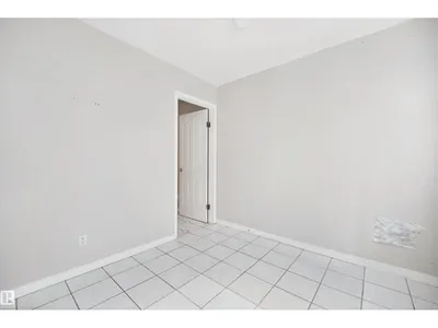 5107 17 AV NW photo 22