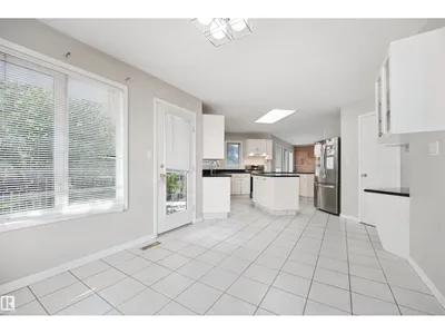 5107 17 AV NW photo 10