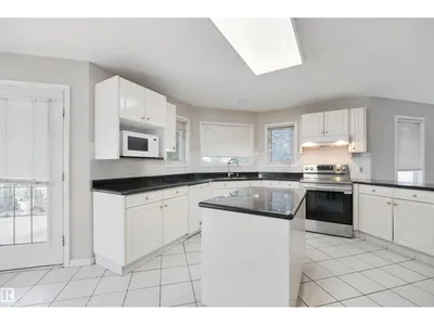 5107 17 AV NW photo 12